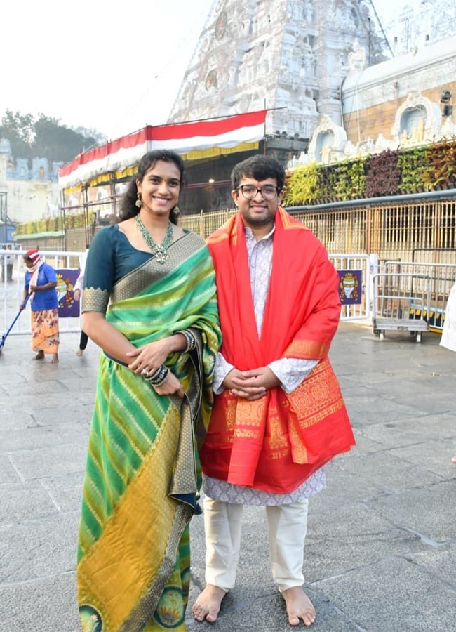PV Sindhu, Her Husband Venkata Datta Sai Visit Tirumala Temple2