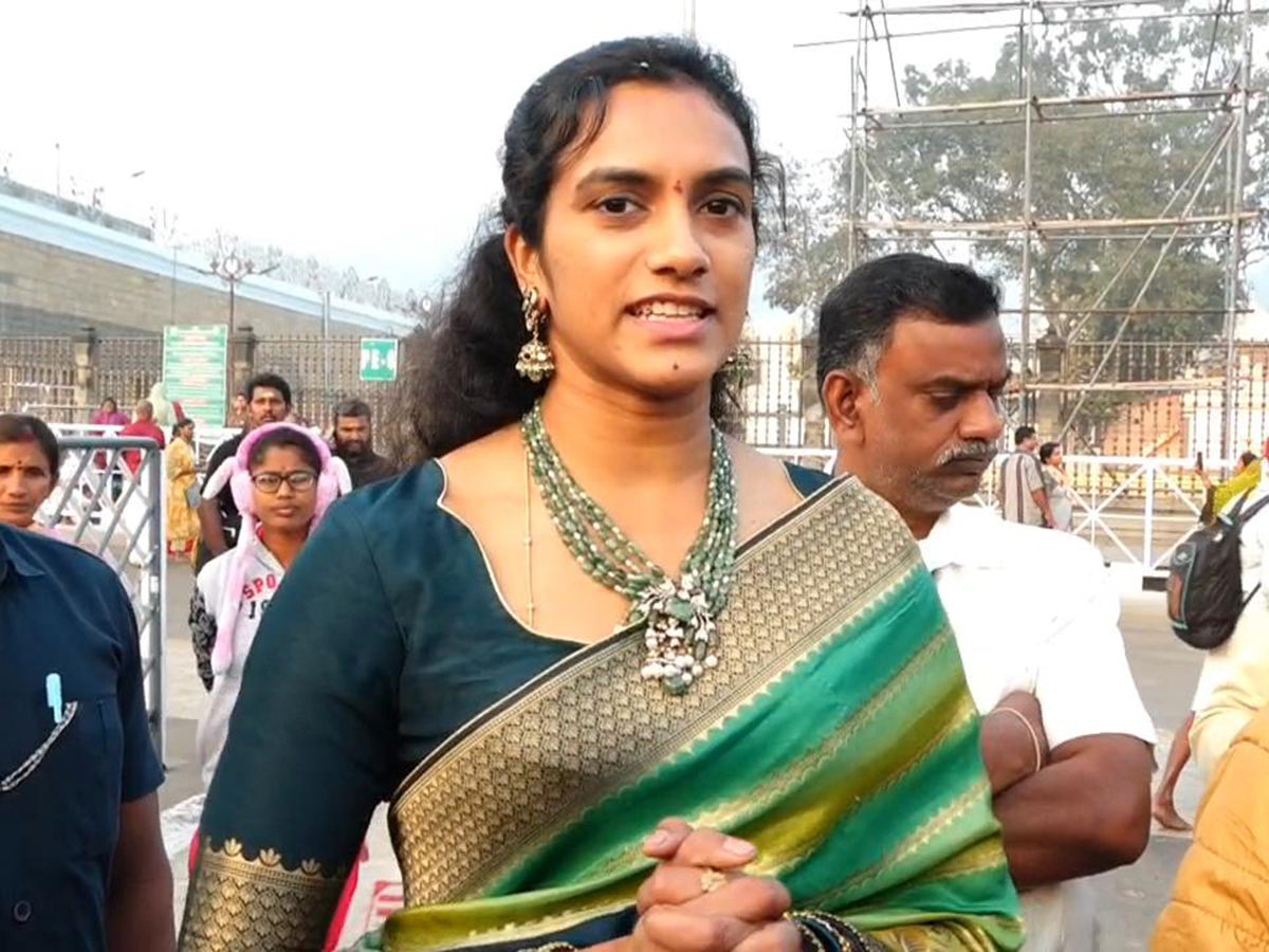 PV Sindhu, Her Husband Venkata Datta Sai Visit Tirumala Temple5