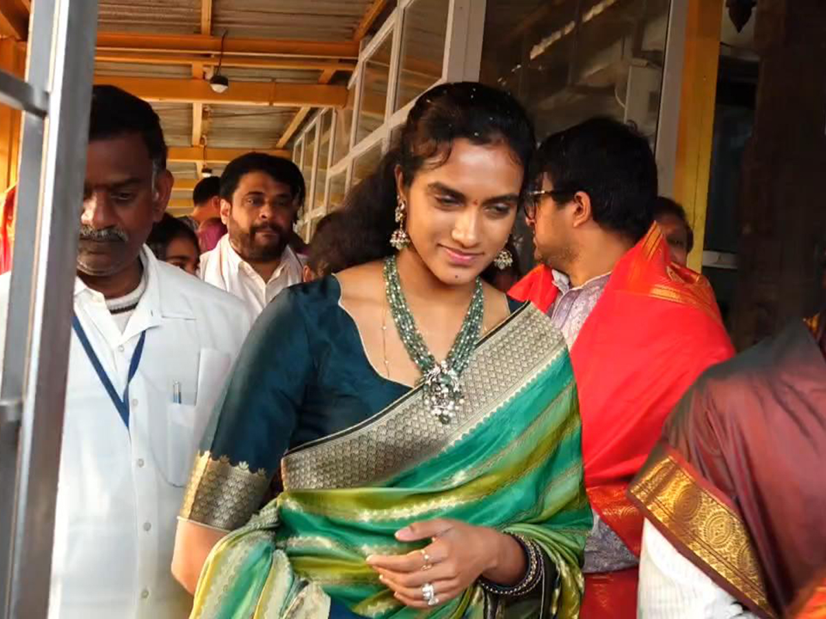 PV Sindhu, Her Husband Venkata Datta Sai Visit Tirumala Temple6