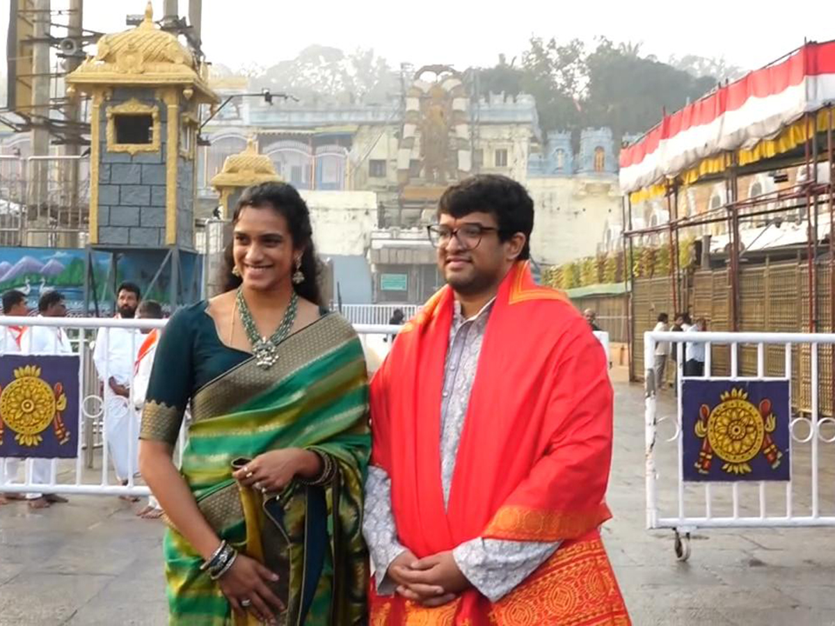 PV Sindhu, Her Husband Venkata Datta Sai Visit Tirumala Temple7