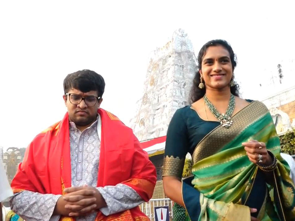 PV Sindhu, Her Husband Venkata Datta Sai Visit Tirumala Temple8
