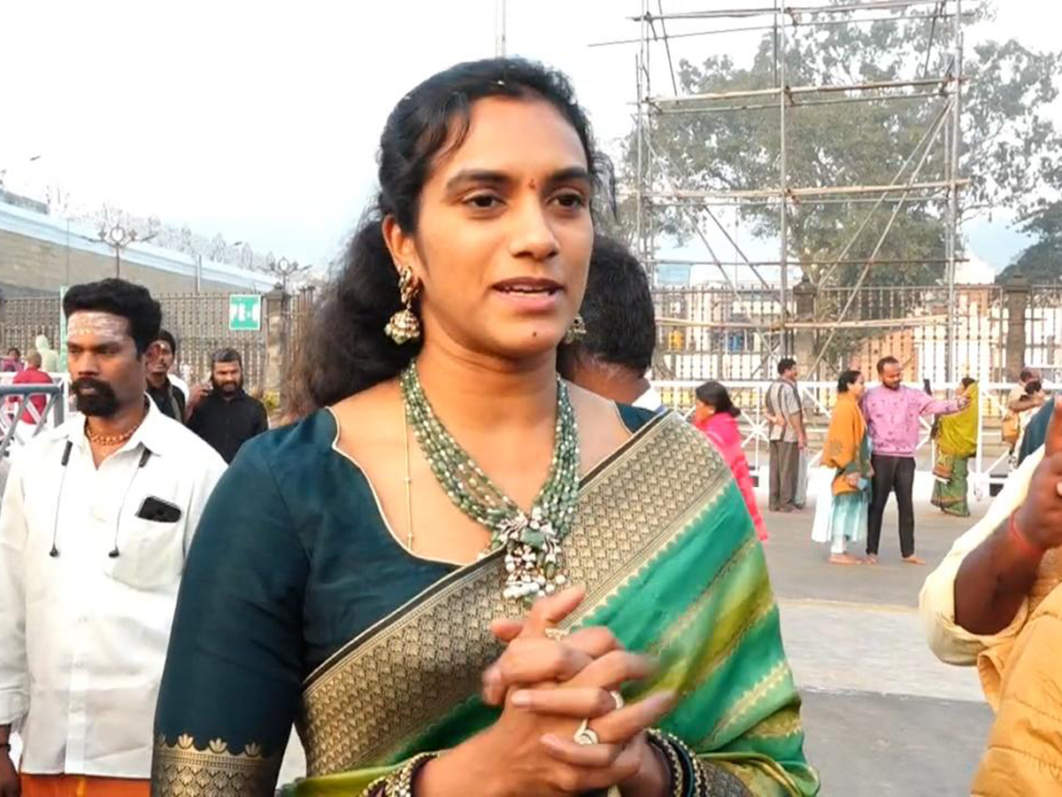 PV Sindhu, Her Husband Venkata Datta Sai Visit Tirumala Temple9