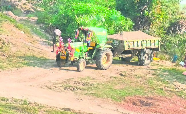 ఏరు.. తోడేస్తుండ్రు1