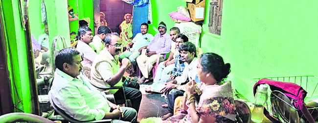 ప్రశ్నించే గొంతు నొక్కేస్తారా? 1