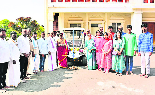 యాదగిరిగుట్టకు బ్యాటరీ వెహికిల్‌ అందజేత1