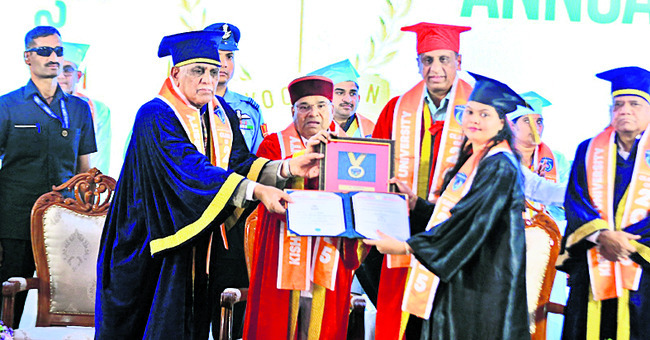 సుభిక్ష దేశ నిర్మాణంలో యువత పాత్ర కీలకం1