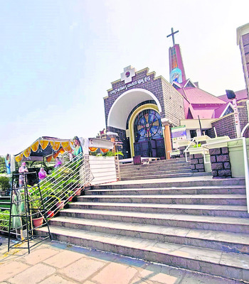 క్రిస్మస్‌కు చర్చిలు ముస్తాబు 1