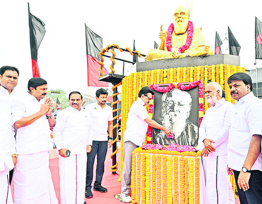 రోడ్డెక్కిన.. లగ్జరీ బస్సులు 1