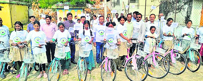 పేద విద్యార్థినులకు సైకిళ్లు పంపిణీ 1