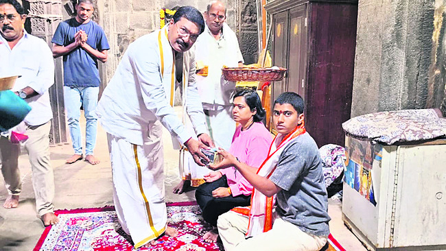 అప్పన్న సన్నిధిలో హైకోర్టు న్యాయమూర్తి1