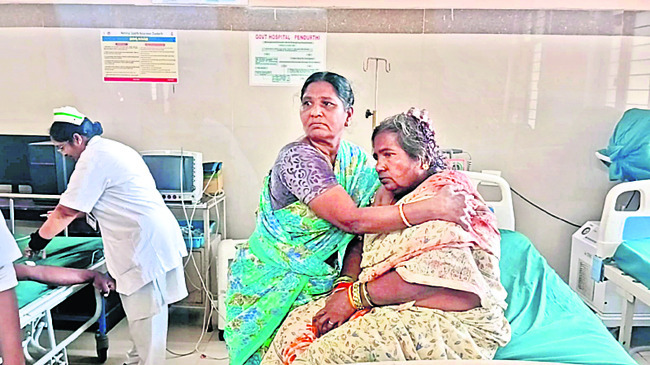 సుత్తితో భార్య, అత్తపై దాడి1