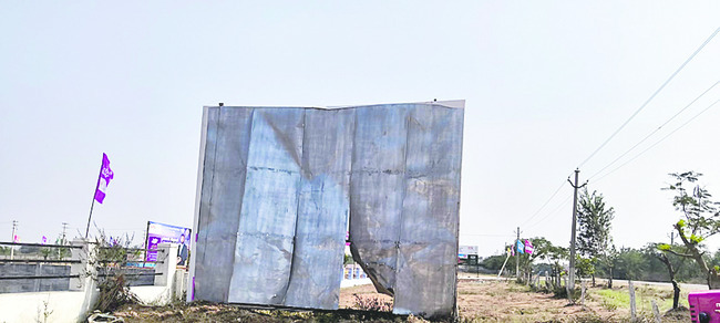 హైవేపై హోర్డింగ్‌ల తొలగింపు1