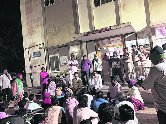 కరేడులో భారీ చోరీ
1