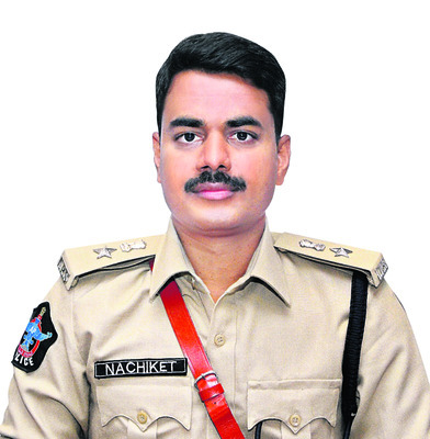 రైలు కిందపడి గుర్తు తెలియని యువకుడికి తీవ్ర గాయాలు1