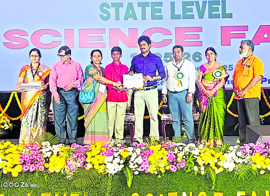 నీళ్ల ట్యాంకర్‌ ఢీకొని  వృద్ధురాలి మృతి1