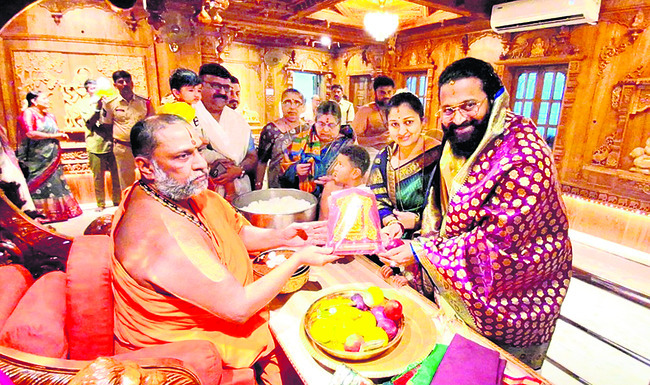 శ్రీమఠంలో సినీనటుడు రిషబ్‌శెట్టి 1