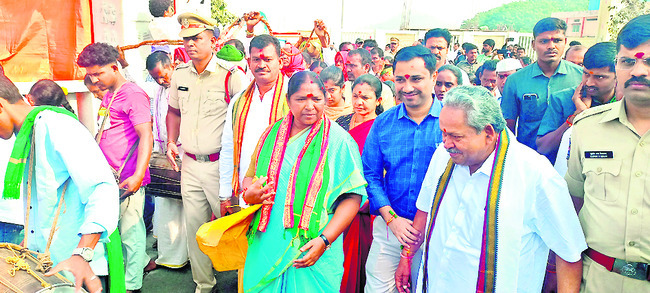 వైభవంగా ధ్వజస్తంభాల పునఃప్రతిష్ఠ వేడుక1