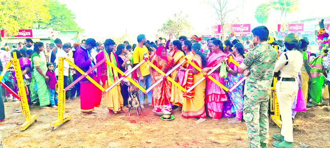 దర్శనాలు నిలిపివేత.. ఆరుబయట పూజలు1