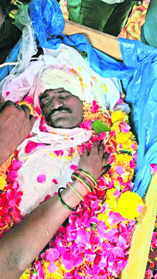 అమర జవాన్‌కు కన్నీటి వీడ్కోలు 1