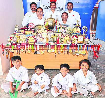 కరాటే కుటుంబం 4