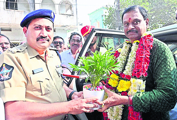 మర్యాదపూర్వక కలయిక 
1