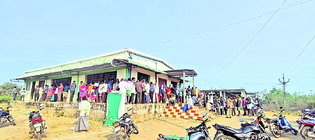 యూరియా కోసం రైతుల పడిగాపులు1