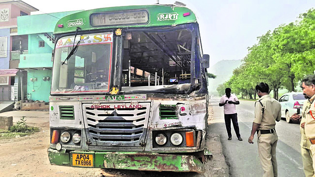 ఆర్టీసీ అద్దె బస్సు, లారీ ఢీ1