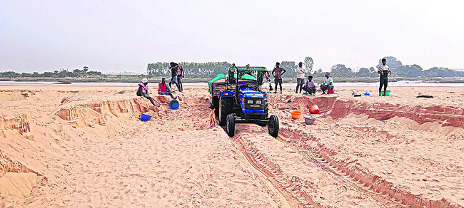 ఇసుక ఉచితం.. దోపిడీ నిజం1