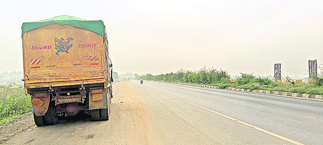 ఇసుక ఉచితం.. దోపిడీ నిజం3