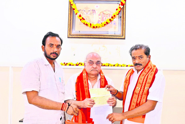 భక్తులకు ఇబ్బంది లేకుండా వీధి కుక్కల నియంత్రణ 2