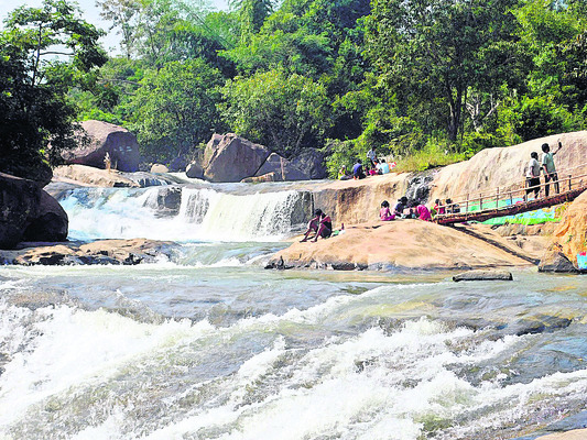 ● జిల్లాలో జలపాతాలను  పర్యాటకంగా అభివృద్ధి చేసేందుకు  య1
