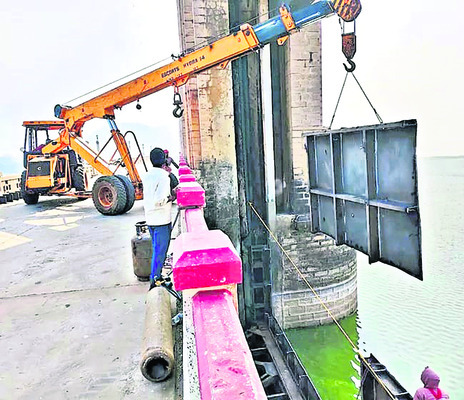 టీబీ డ్యాంకు కొత్త క్రస్ట్‌గేట్ల పనులు షురూ 1