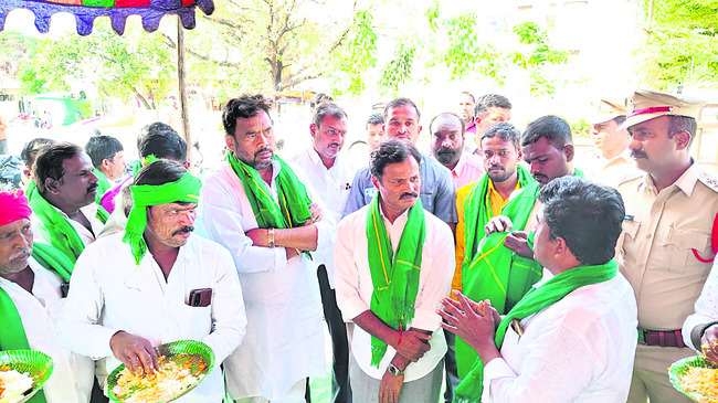 చిల్లింగ్‌సెంటర్‌కు తాళం, ధర్నా 
1