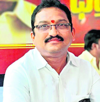 విద్యార్థినిపై స్కూల్‌ పీడీ భర్త దాడి..?2