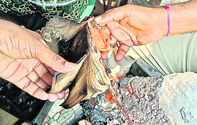 విద్యుత్‌ షార్ట్‌ సర్క్యూట్‌తో ఇల్లు ఆహుతి 1