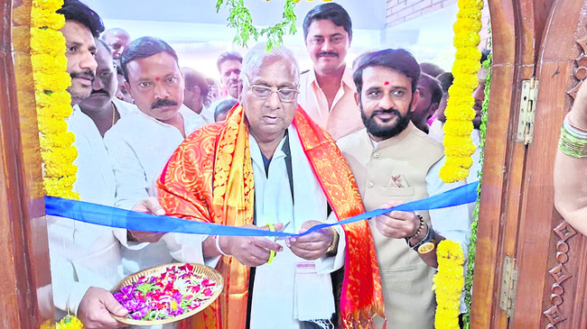 గాంధీ ప్రతిష్టను తగ్గించడానికే పేరు తొలగింపు 1