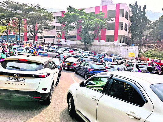 ●భక్తులతో కిక్కిరిసిన సింహగిరి 1