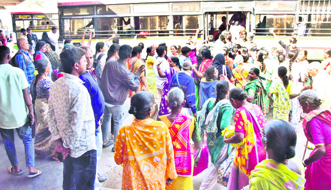 వరుస సెలవులు.. కిక్కిరిసిన బస్సులు
1