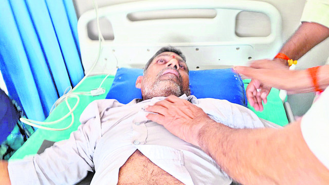 విద్యుత్‌షాక్‌తో కాంట్రాక్టు సిబ్బందికి గాయాలు 
1