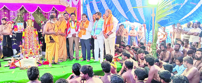 భక్తిభావంతో మెలగాలి  
1