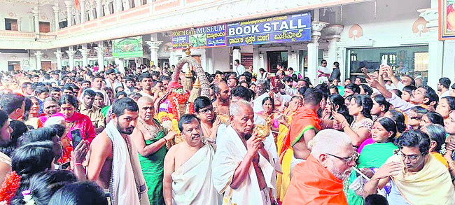 శ్రీమఠం.. భక్త జనసంద్రం1