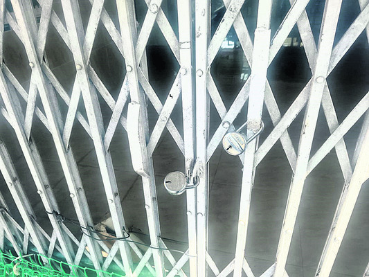 డ్యూటీకి డుమ్మా.. పీహెచ్‌సీకి తాళం1