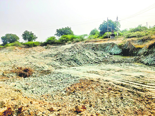 రెచ్చిపోతున్న మట్టి మాఫియా 1