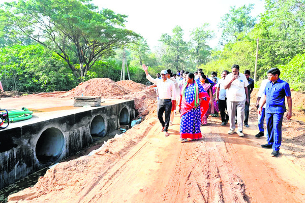 భక్తులకు అసౌకర్యం కలిగించొద్దు1