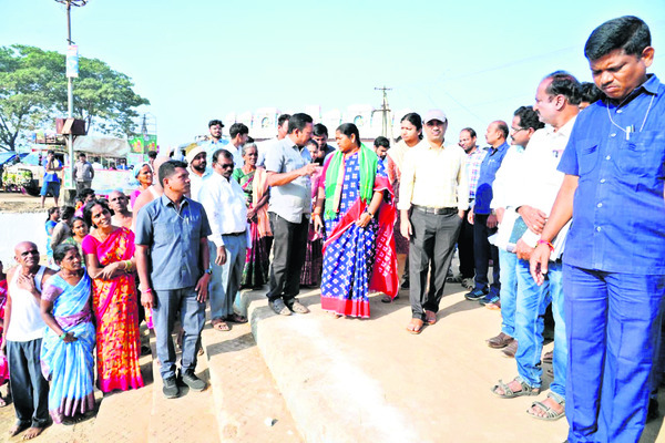 భక్తులకు అసౌకర్యం కలిగించొద్దు1