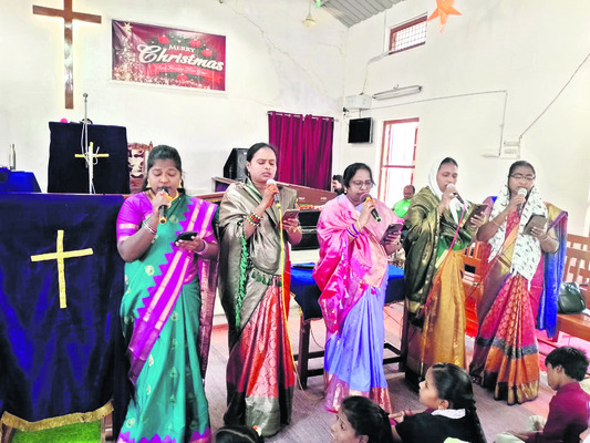 భక్తిశ్రద్ధలతో క్రిస్మస్‌ వేడుకలు1