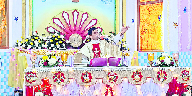 ఘనంగా క్రిస్మస్‌ వేడుకలు 3