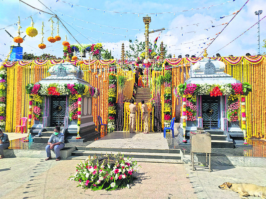 కిస్మస్‌ వేడుకల్లో కలెక్టర్‌ 
2