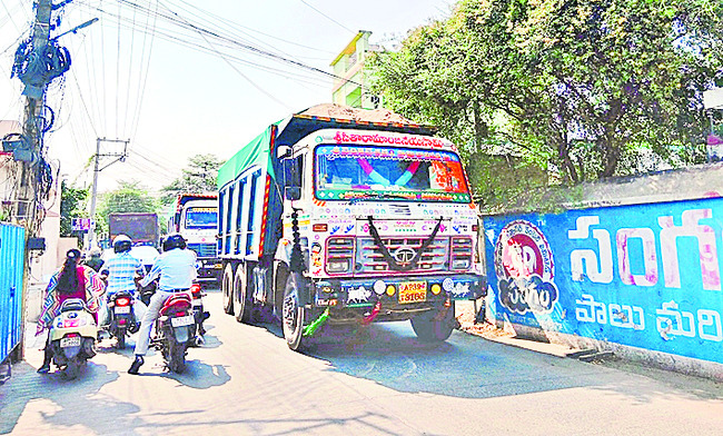 దడ పుట్టిస్తున్న ఇసుక లారీలు 1