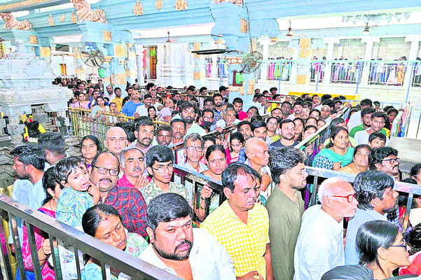 కిస్మస్‌ వేడుకల్లో కలెక్టర్‌ 
1